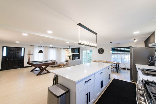 New Remodel/5 Rooms/3Full bathrooms/6TVs/3Kings3Queens/Baby/Dog friendly