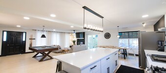 New Remodel/5 Rooms/3Full bathrooms/6TVs/3Kings3Queens/Baby/Dog friendly