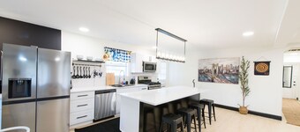 New Remodel/5 Rooms/3Full bathrooms/6TVs/3Kings3Queens/Baby/Dog friendly