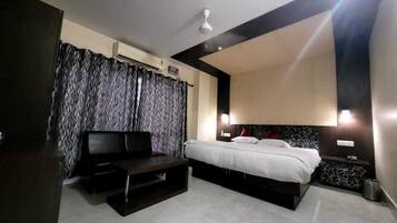 Executive Room | Premium bedding, iron/ironing board, free WiFi, bed sheets