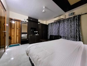 Premium bedding, iron/ironing board, free WiFi, bed sheets
