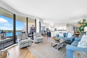 TV - Destin Harbor & Crab Island Views ~ Updated 3 Bedroom Condo! (Destin)