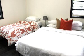2 chambres, fer et planche Ă repasser