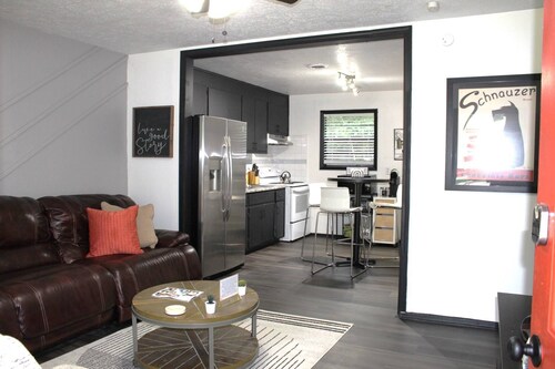 Great Extended Work Stays-Pet-Friendly Cozy 2BR, Driveway Parking, 30M from Downtown Atlanta