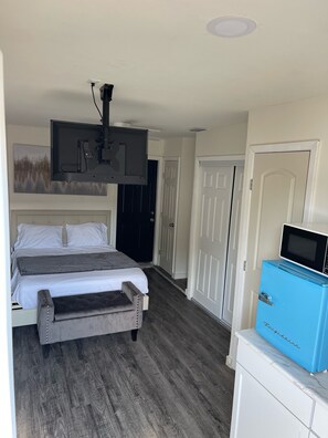 1 bedroom, WiFi - Private entrance studio apt, free Wi-Fi & parking! (The Colony)