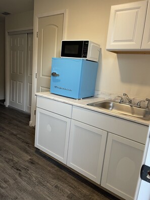 Fridge, microwave, cookware/dishes/utensils - Private entrance studio apt, free Wi-Fi & parking! (The Colony)