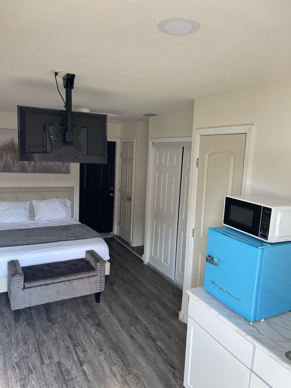 1 bedroom, WiFi - Private entrance studio apt, free Wi-Fi & parking! (The Colony)