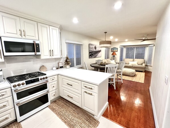 ثلاجة، ميكروويف، فرن، موقد طهي مسطح