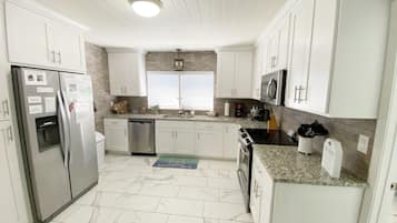 Kjøleskap, mikrobølgeovn, ovn og kokeplater