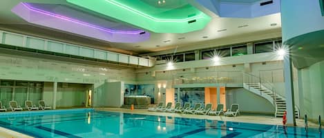 Una piscina cubierta