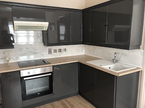 Fridge, microwave, oven, electric kettle - Self-Catering Apartment in Guernsey (Forest)