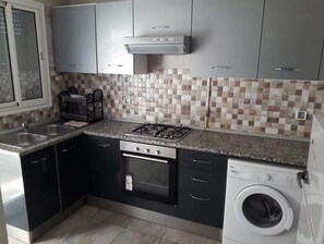 Kühlschrank, Ofen, Herdplatte, Wasserkocher mit Kaffee-/Teezubehör