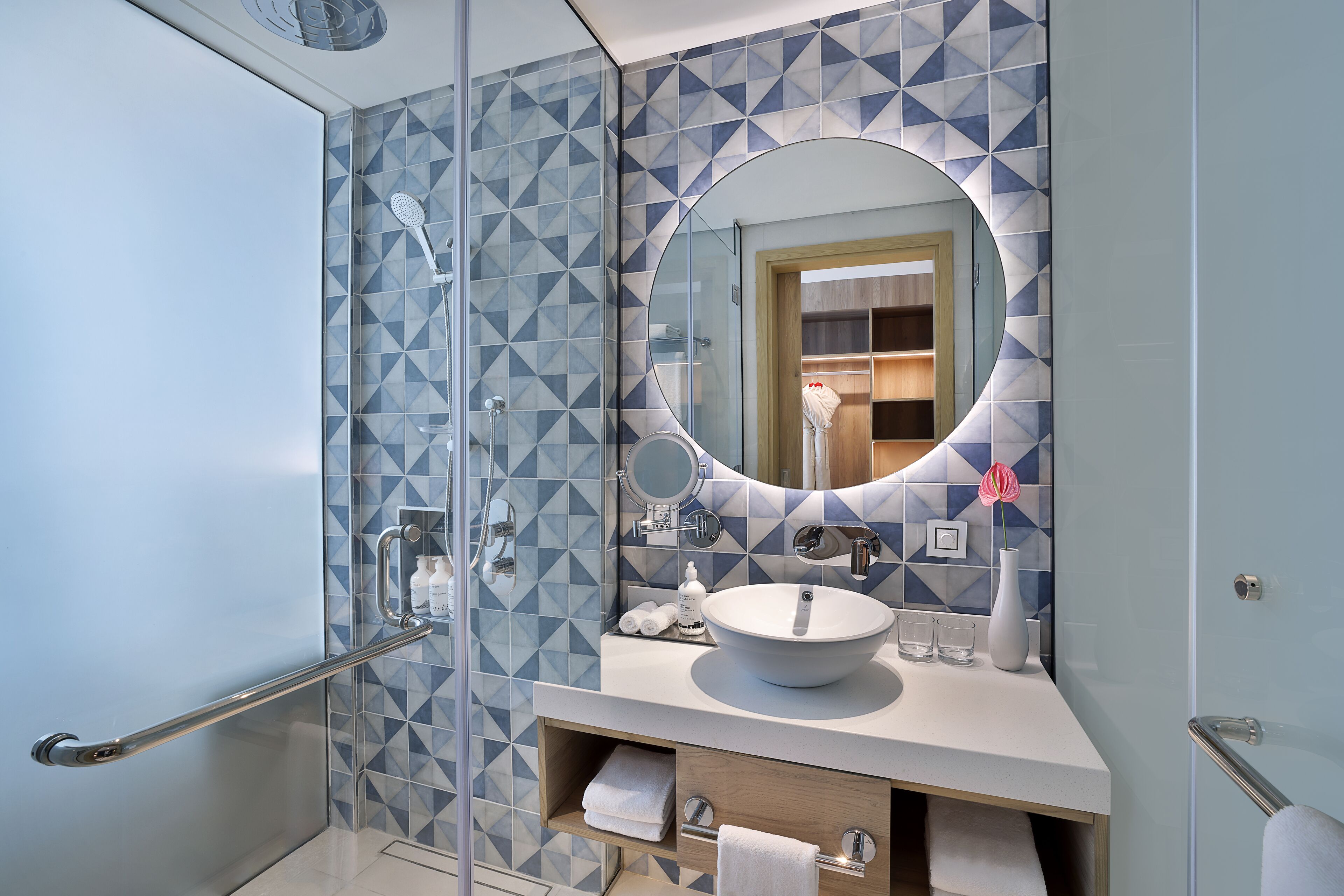 Superior kamer, 1 twee- of 2 eenpersoonsbedden, balkon | Badkamer |  milieuvriendelijk toiletgerief, een haardroger, badjassen, pantoffels