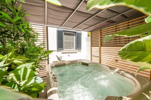 Baignoire à remous extérieure