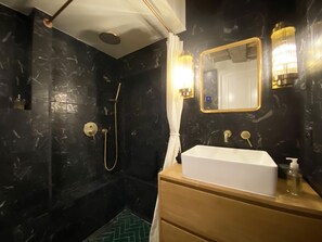 Dusche, Haartrockner, Handtücher, Seife