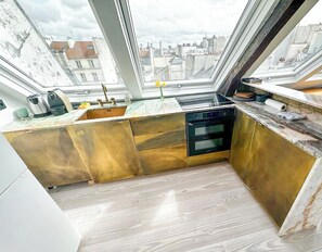 Kjøleskap, mikrobølgeovn, ovn og kokeplater