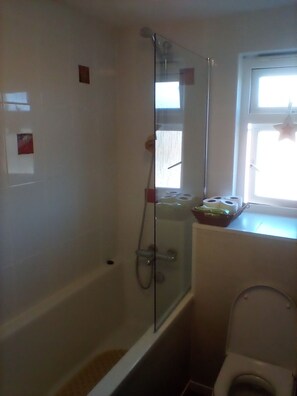 Apartment, 1 Queen-Bett | Badezimmer | Duschwanne, Komfortbadewanne, Haartrockner, Handtücher