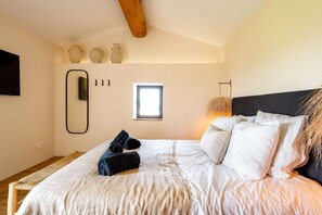 4 bedrooms, desk, travel cot, WiFi