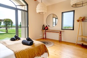 4 bedrooms, desk, travel crib, WiFi