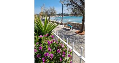 Villa with swimming pool close to the beach