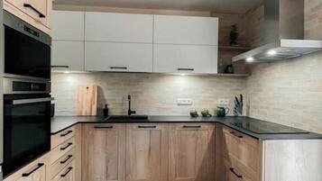 Réfrigérateur, micro-ondes, four, plaque de cuisson