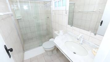 Comfort Suite | Bathroom | Towels, soap, toilet paper