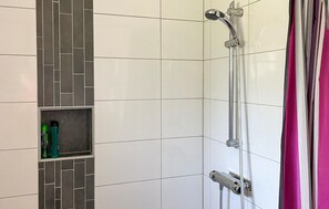 Shower - Nice home in Tived with WiFi (Tived)