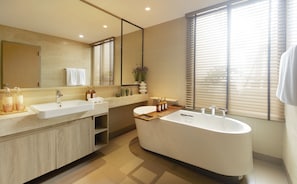 Villa, Poolzugang (Home Haven) | Badezimmer | Umweltfreundliche Kosmetikartikel, Haartrockner, Bademäntel, Handtücher