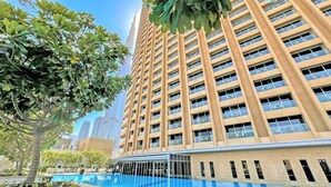 Outdoor pool - Address Dubai mall Balcony Burj view (Dubai)