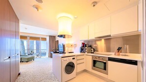 Apartment (0 Bedroom) | Private kitchenette | Coffee/tea maker, microwave, oven, dishwasher - Address Dubai mall Balcony Burj view (Dubai)