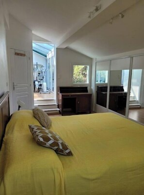 5 bedrooms, iron/ironing board, WiFi, bed sheets