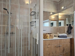 Dusche, Haartrockner, Handtücher, Seife
