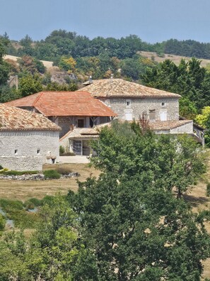 Exterior - Romantic holiday cottage with private pool and massage treatments – for 2 people (SAUVETERRE)