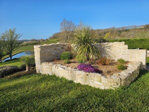 Property grounds - Romantic holiday cottage with private pool and massage treatments – for 2 people (SAUVETERRE)