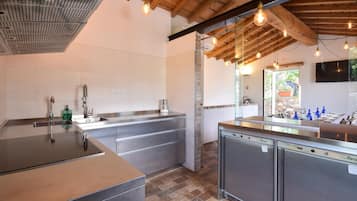 Fridge, oven, coffee/tea maker