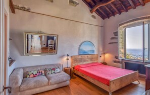 6 bedrooms, iron/ironing board, free WiFi, bed sheets - Stunning home in Recco (Recco)