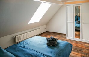 2 bedrooms, travel cot, free WiFi, bed sheets