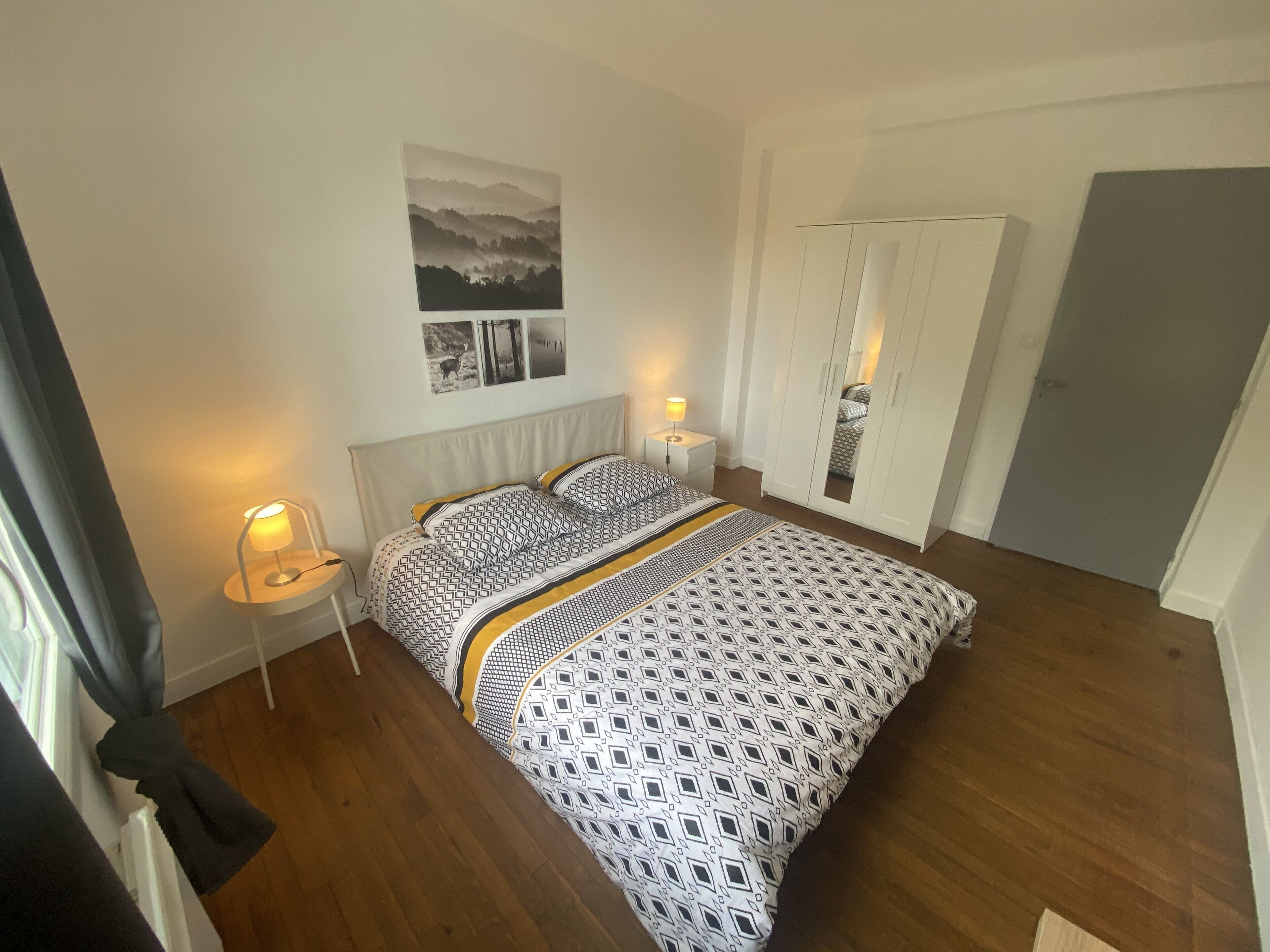 2 slaapkamers, een bureau, een strijkplank/strijkijzer, reisbedje