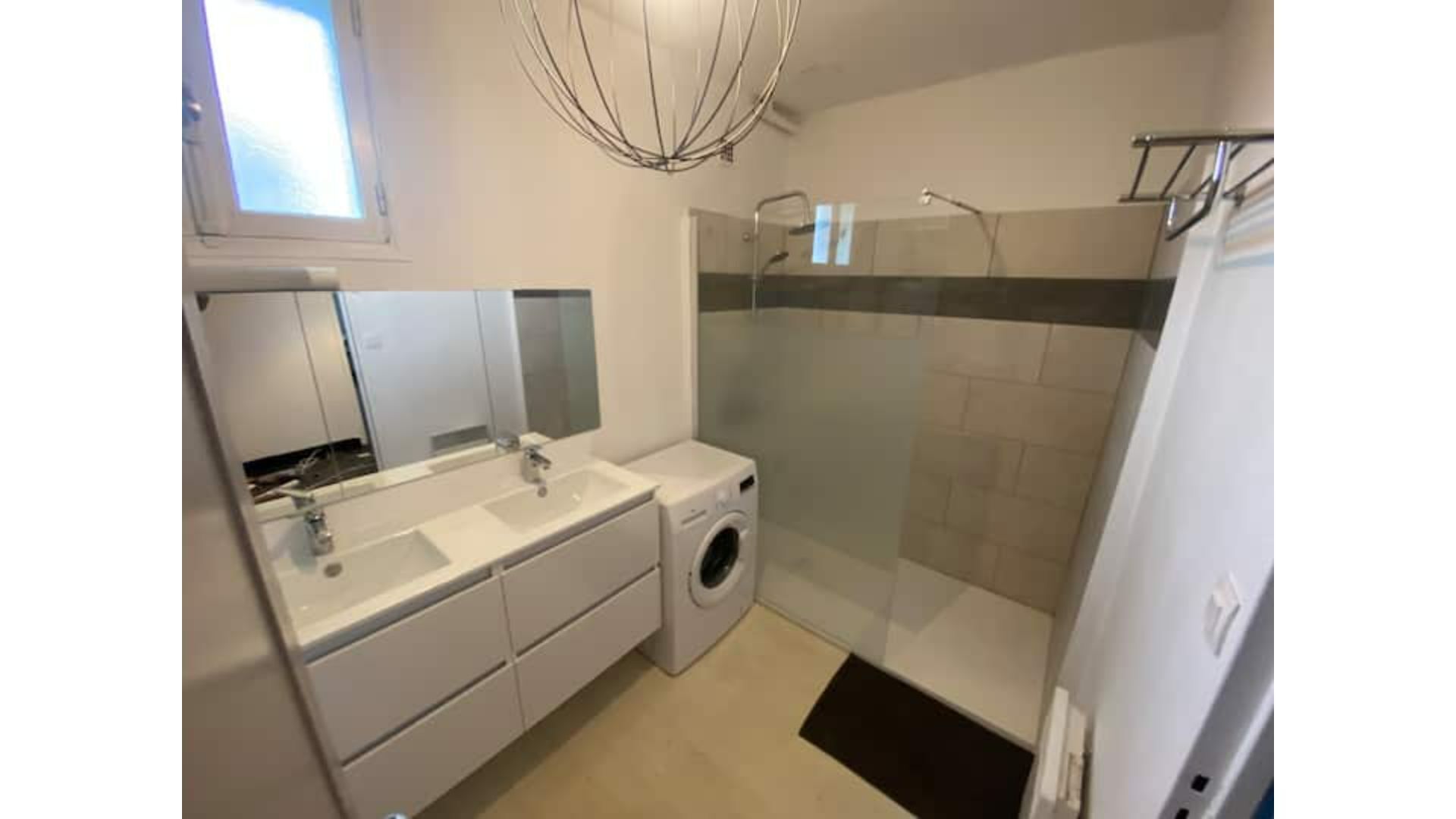 Regadera, secadora de cabello, toallas, jabón 