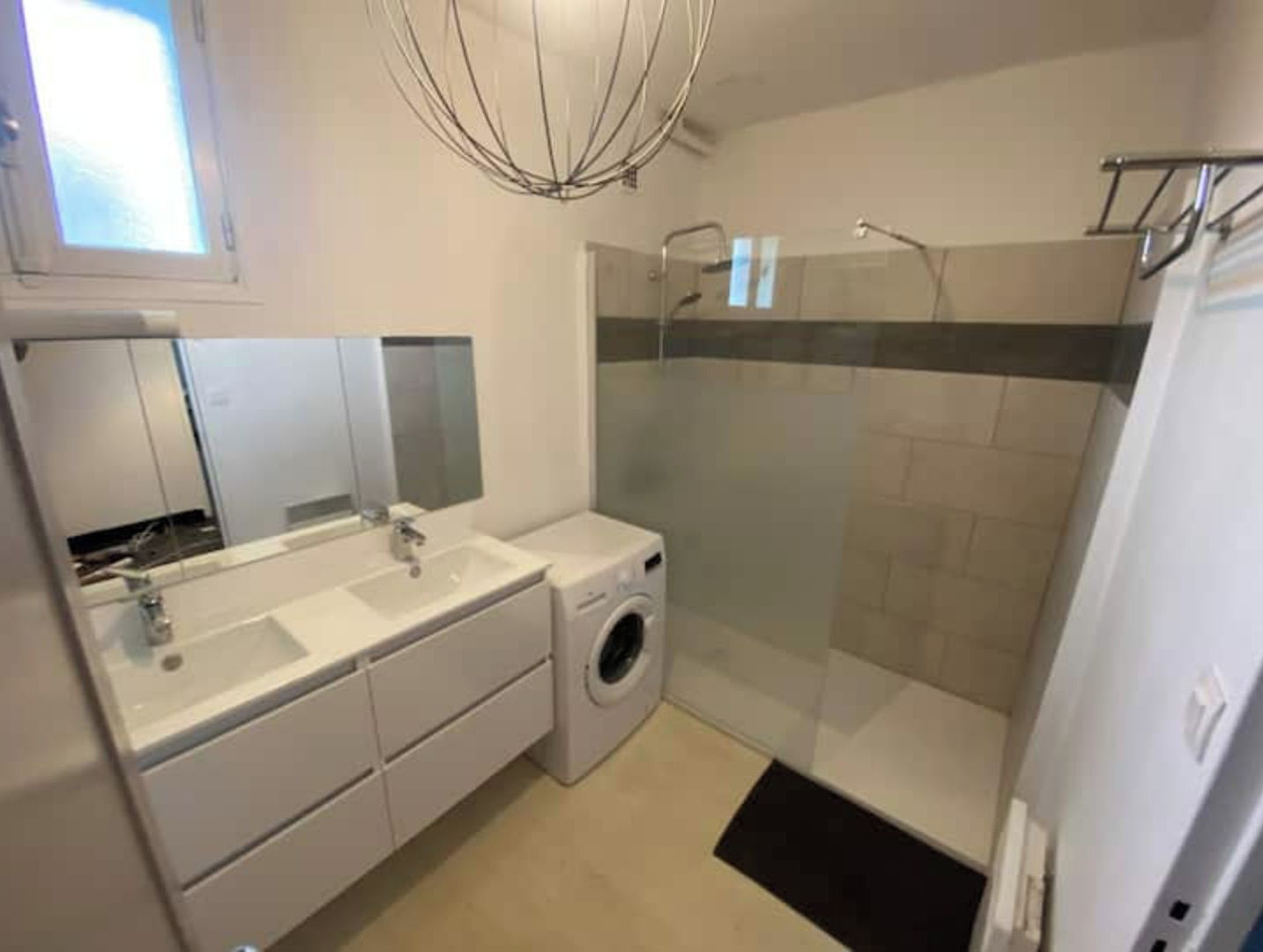 Douche, sèche-cheveux, serviettes fournies, savon