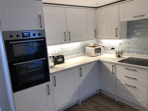 Fridge, microwave, oven, stovetop - Stunning views, period town house, central Dartmouth close to river, quiet road. (Dartmouth)
