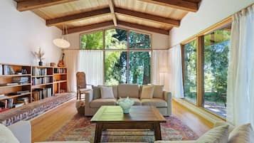 Una Smart TV, una oficina