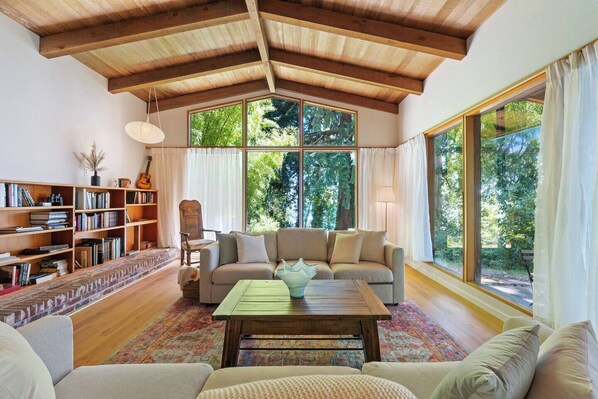 Smart TV, offices - The Riverfront Retreat-Woods Landing (Vancouver)