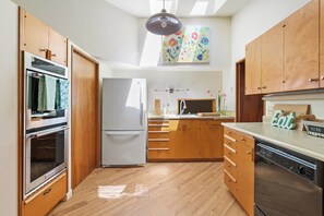 Frigorifero con congelatore, microonde, forno, piano cottura