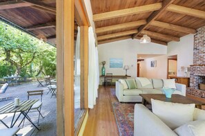 Interior - The Riverfront Retreat-Woods Landing (Vancouver)