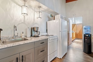 Refrigerador con congelador, microondas, horno y parrilla de estufa