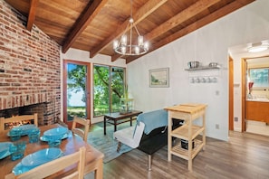 Dining - The Riverfront Retreat-Woods Landing (Vancouver)