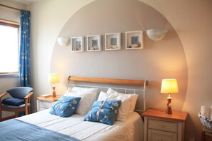 4 habitaciones, tabla de planchar con plancha y cuna de viaje 