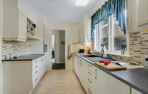 Kühlschrank, Mikrowelle, Herdplatte, Geschirrspüler