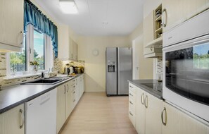 Fridge, stovetop, dishwasher, coffee/tea maker - Lovely home in Idestrup with WiFi (Idestrup)